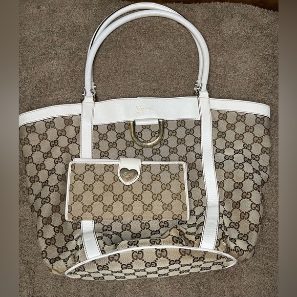 Gucci Handbags - Gucci tote with wallet